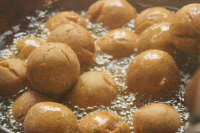 Indian Food: Litti, fried bread balls (round chapati) 