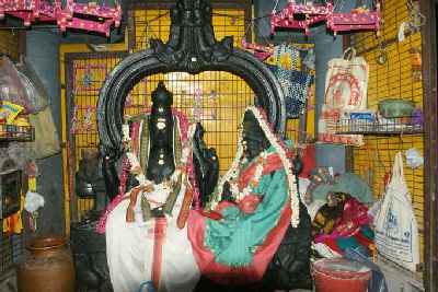 Shiva and Parvati in the Ekambaranathar Koyil temple in Kanchipuram (Tamil Nadu, India)