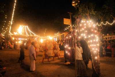 Perahera (Umzug mit Elefanten) buddhistisches Fest in Lankatilaka nahe Kandy (Sri Lanka/Bergland)