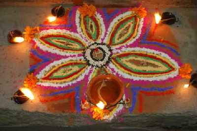 Kerzen und Farbpulver zum Diwali-Fest (Hindu) in Kathmandu (Nepal/Kathmandu-Tal)