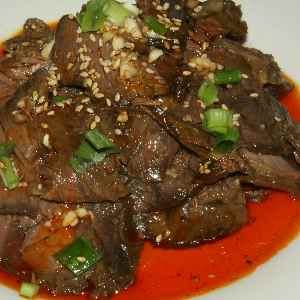 Chinese food: Liang-bian Niu-rou (cold beef slices in spicy dressing) (kaltes scharfes Rindfleisch)