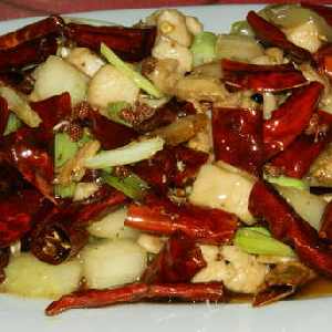 Chinese food: Ma-la Zi-ji Ding (dry fried chicken pieced) (trockene scharfe Hühnerstücke)