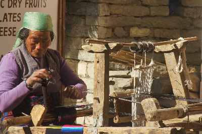 Women weaving wool scarf in Ranapauwa (Muktinath), Mustang, Nepal