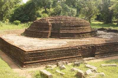 Dagoba at Velgam Rajamaha Viharaya Buddhist temple and monastery, near Trincomalee (Trinco, Tirukonamalai), Eastern Sri Lanka
